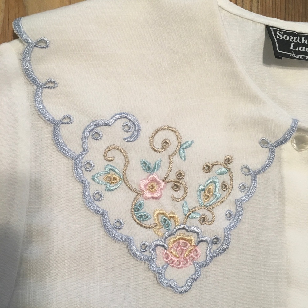 Vintage Cottagecore White Short-Sleeve Blouse with Scalloped Peter Pan Collar - Picture 4 of 11